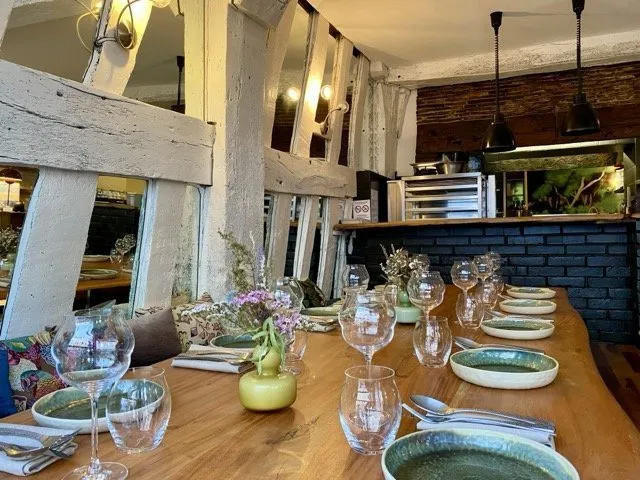 Grande table pour repas de groupe au restaurant Méréo Rennes